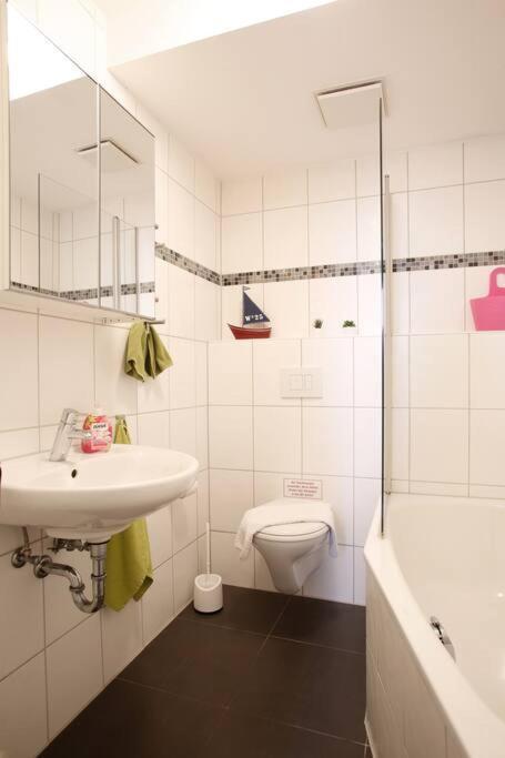 Sunny Apartment At Rostock - Pink Екстериор снимка