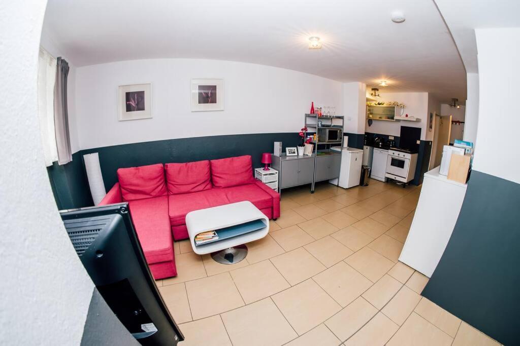 Sunny Apartment At Rostock - Pink Екстериор снимка